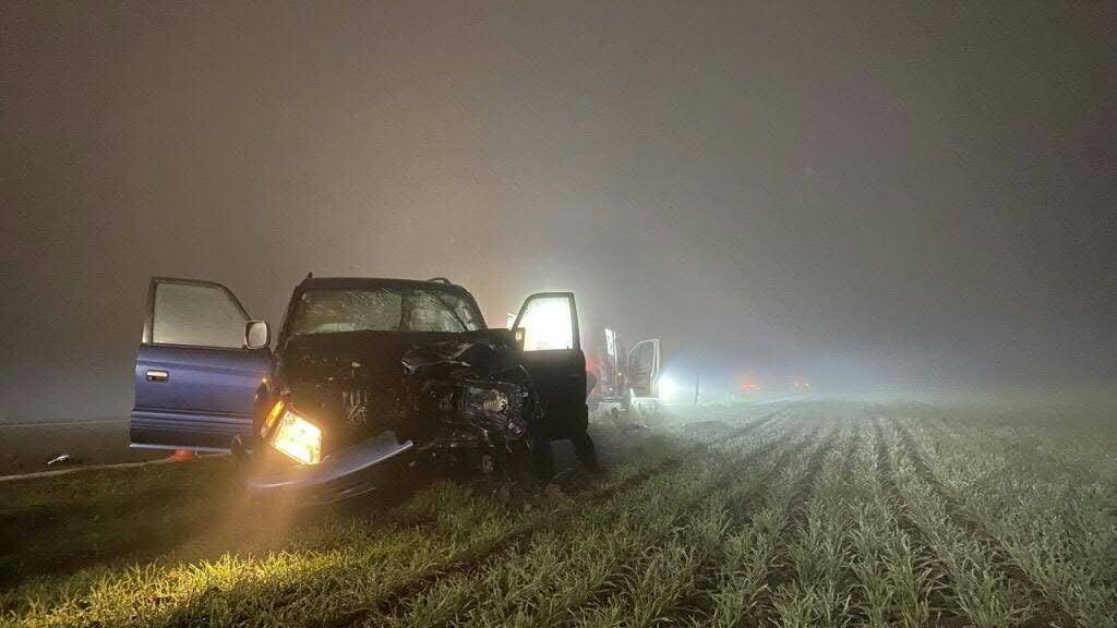 Bei einem Überholmanöver in dichtem Nebel ist der Lenker dieses Autos im November 2022 im Remetschwil AG frontal mit einem entgegenkommenden Motorradfahrer kollidiert. Der 19-jährige Motorradfahrer starb. Der Autolenker im Rentenalter muss sich vor dem Aargauer Obergericht verantworten. (Archivbild)