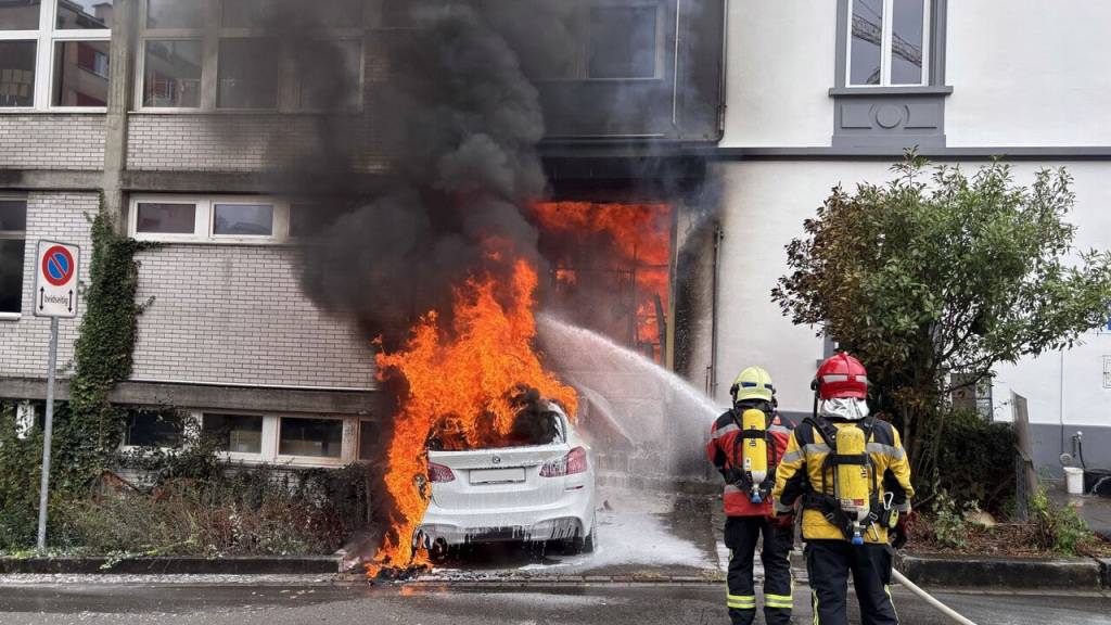 In Neuhausen am Rheinfall SH brannten am Dienstagvormittag ein Auto und ein Gebäude. Verletzt wurde niemand.