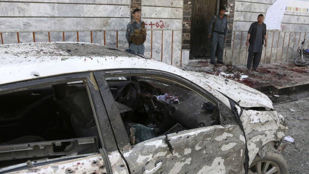 Die Bombe des Selbstmordattentäters explodierte an einer Ausgabestelle für Personaldokumente in Kabul. Beim Anschlag kamen Dutzende Menschen ums Leben.