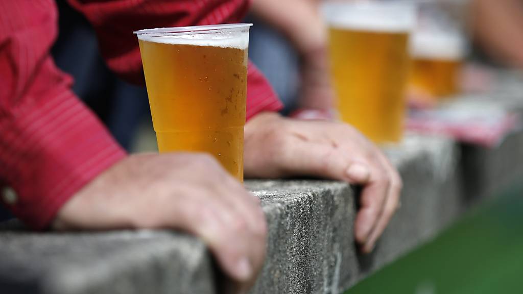 Trinken, nicht werfen! Die UEFA ahndet fliegende Bierbecher in den Stadien mit happigen Strafen für die Verbände. (Symbolbild)