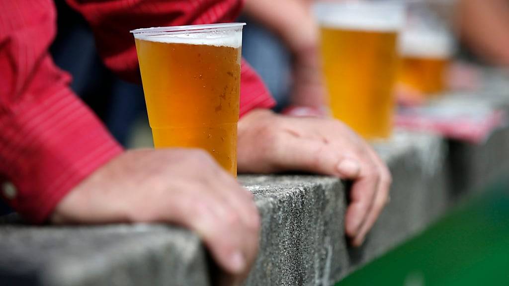 Trinken, nicht werfen! Die UEFA ahndet fliegende Bierbecher in den Stadien mit happigen Strafen für die Verbände. (Symbolbild)