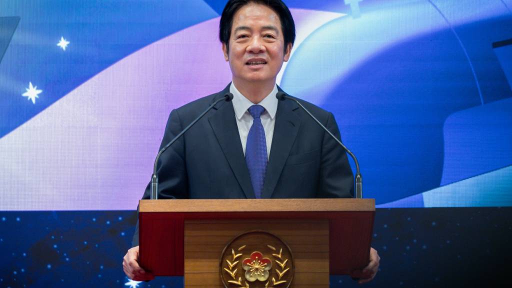 HANDOUT - Auf diesem vom taiwanesischen Präsidialamt veröffentlichten Foto hält der taiwanesische Präsident Lai Ching-te seine Neujahrsansprache im Präsidialamt in Taipeh. Foto: -/Taiwan Presidential Office/AP/dpa - ACHTUNG: Nur zur redaktionellen Verwendung und nur mit vollständiger Nennung des vorstehenden Credits