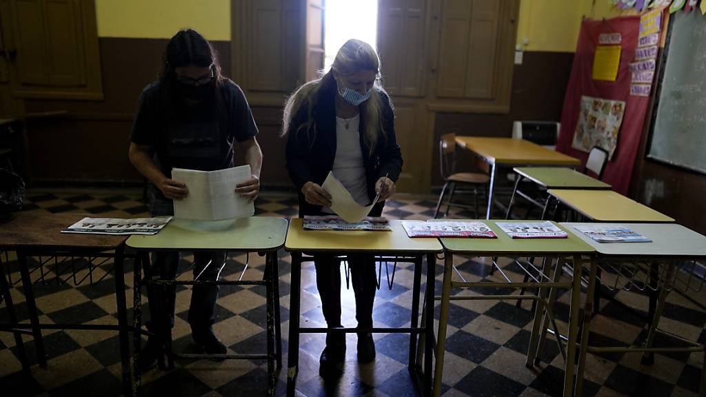Wahlhelferinnen bereiten Stimmzettel in einem Wahllokal vor. Mit der Öffnung der Wahllokale hat in Argentinien die Parlamentswahl begonnen. Foto: Natacha Pisarenko/AP/dpa