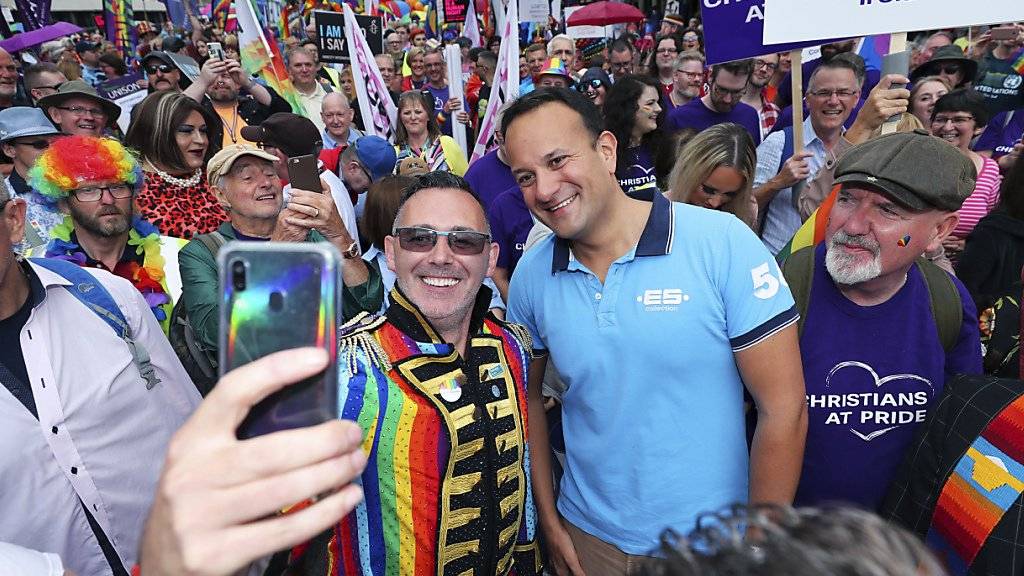 Marschiert in der Pride-Parade in Belfast auch mit: Irlands Taoiseach oder Premierminister Leo Varadkar (im hellblauen T-Shirt).