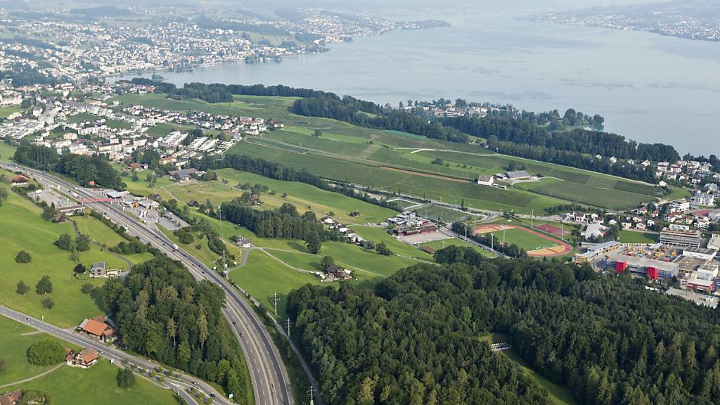 Autobahn A3 zwischen Freienbach (rechts) und Wollerau mit der Raststätte Fuchsberg. (Archivbild)