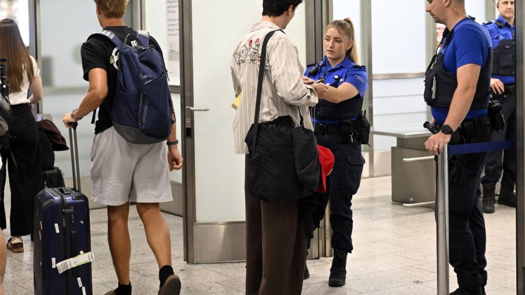 Nicht alle, die am Flughafen durch den grünen Bereich gehen, haben nichts zu verzollen. Der Zoll schaut genau hin.