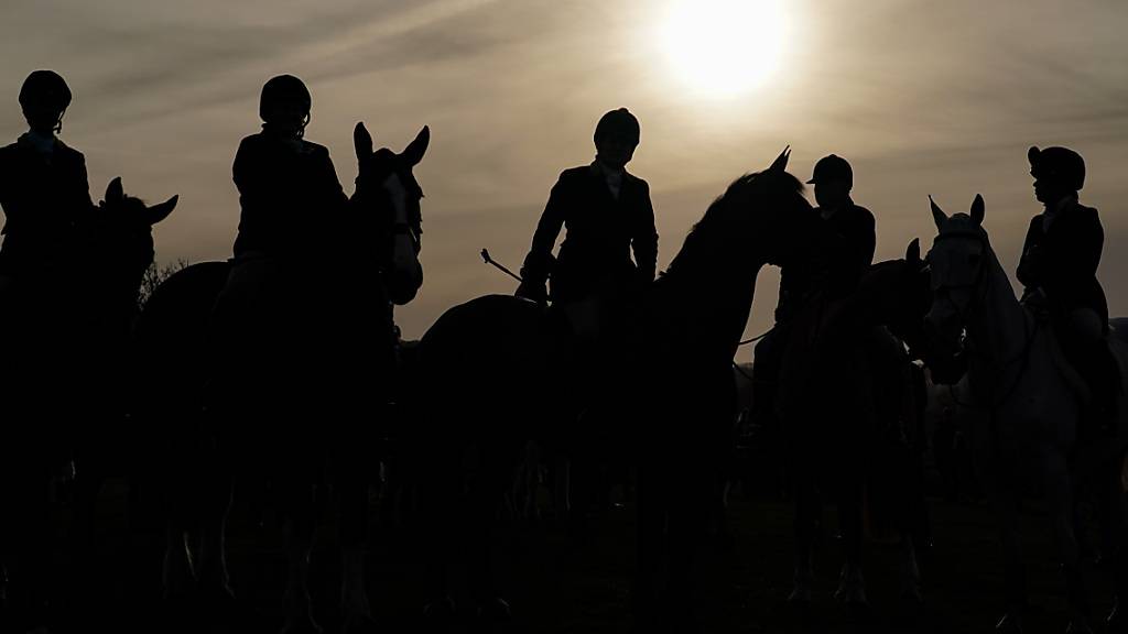 Reiter und Pferde sind während der jährlichen «North Cotswold Boxing Day»- Jagd zu sehen. Die Hetzjagd auf lebende Tiere ist seit Jahren verboten, die Meute folgt seitdem einer Duftspur. Foto: Jacob King/Press Association/dpa