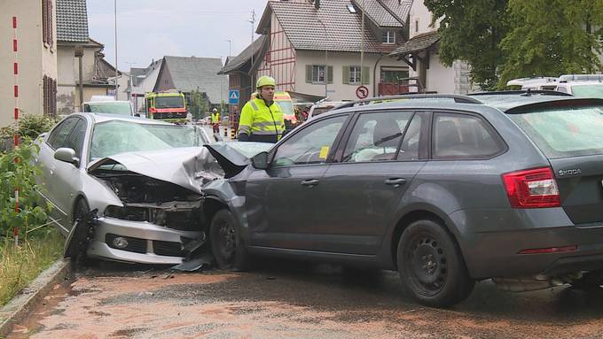 Zwei Verletzte: Autos krachen bei Regensdorf ineinander