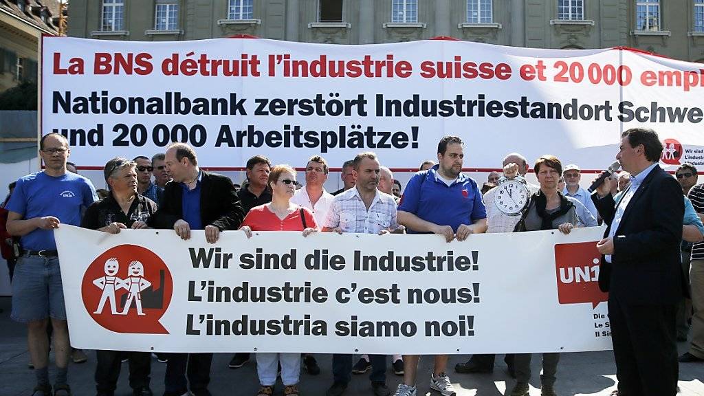 Bereits im Juni demonstrierte die Unia vor der Nationalbank. Nun setzt die Gewerkschaft auf die Hilfe der Arbeitgeber, um die SNB zu einem neuen Mindestkurs zu zwingen.