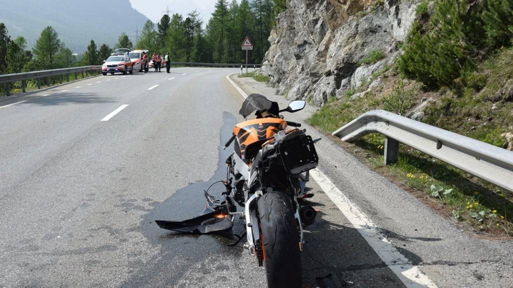 Den Töff katapultierte es nach der Kollision mit einem Stein zurück auf die Strasse. Der Lenker blieb verletzt liegen.