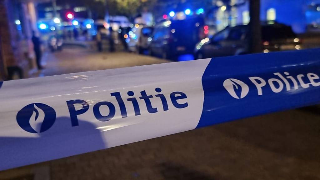 ARCHIV - Ein Absperrband der belgischen Polizei ist an einem Tatort zu sehen. Nach einer Razzia im Drogenmilieu stehen zwei Polizisten im Verdacht, sich an einer kriminellen Organisation beteiligt haben. Foto: Hatim Kaghat/Belga/dpa