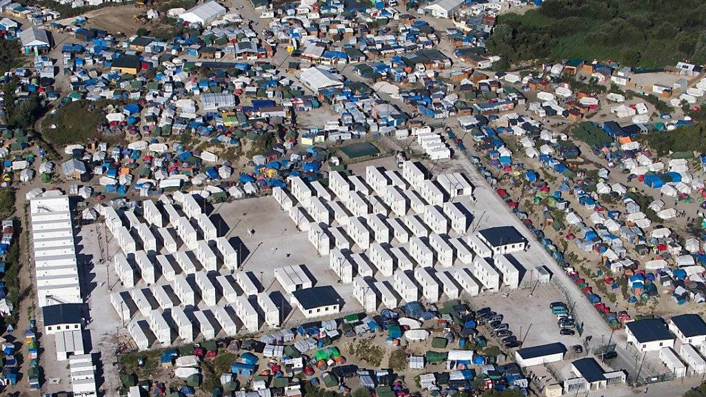 Blick auf das Flüchtlingslager in Calais. Rund 700 Menschen leben dort unter schlechten Bedingungen. (Archiv)