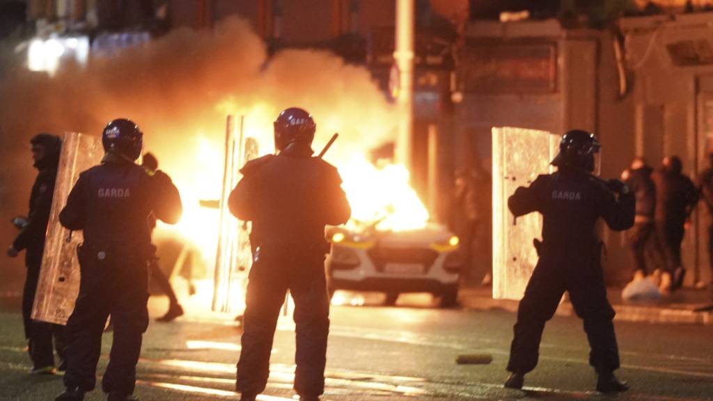 Nach einem Messerangriff im Zentrum der irischen Hauptstadt Dublin mit unter anderem drei verletzten Kindern ist es am Donnerstagabend zu schweren Ausschreitungen gekommen.