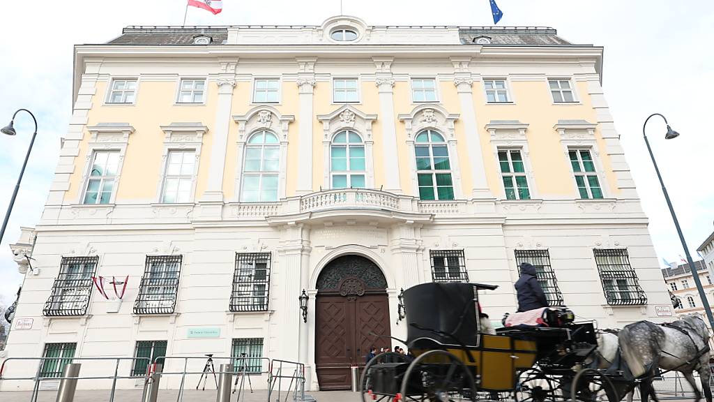Außenansicht des Bundeskanzleramts in Wien. Nach dem Scheitern von Gesprächen über eine Dreier-Koalition in Österreich wollen die konservative ÖVP und die sozialdemokratische SPÖ bilateral über eine Große Koalition weiterverhandeln. Foto: Tobias Steinmaurer/APA/dpa