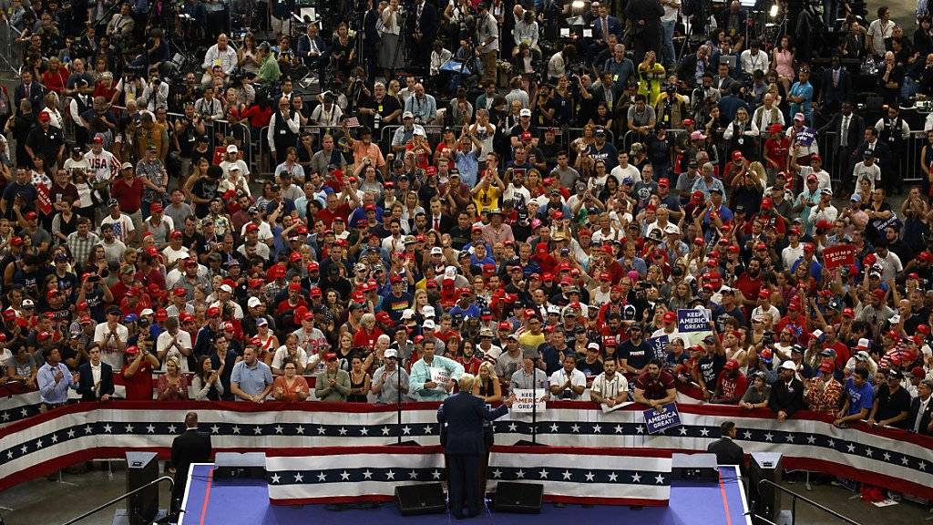Der Sloagan «Make America Great Again» darf bei einer Wahlkampfveranstaltung von Donald Trump nicht fehlen.