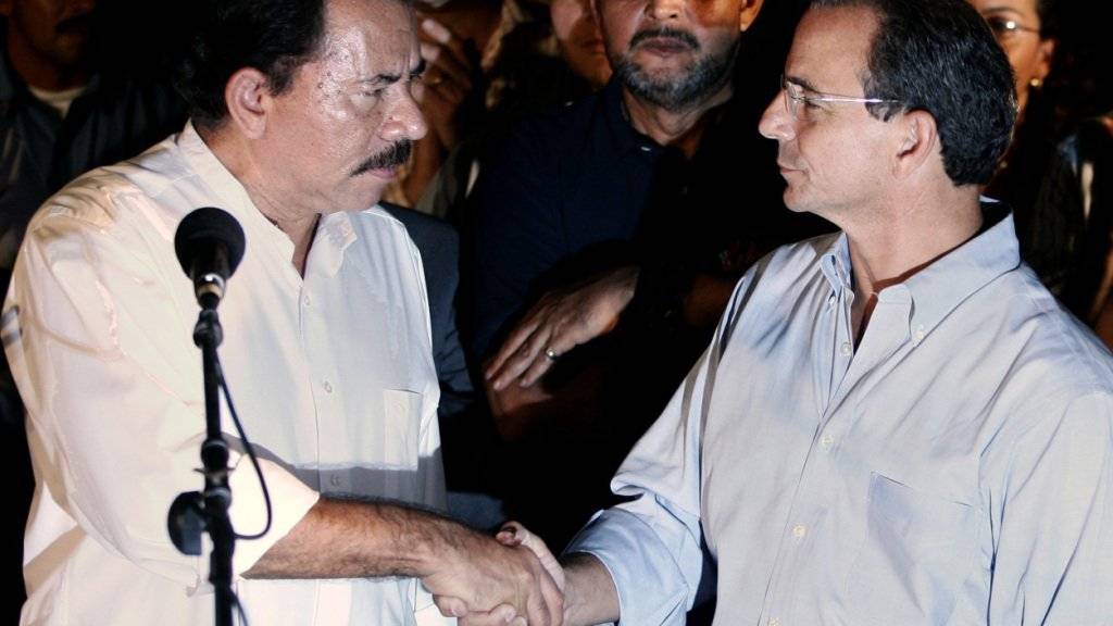 Eduardo Montealegre (rechts) wurde die Führung seiner eigenen Partei vom Staat entzogen. Nun kündigt er an, dass die wichtigste Oppositionsbewegung die Wahl in Nicaragua ganz boykottiert. Links im Bild: Präsident Daniel Ortega. (Archivbild)