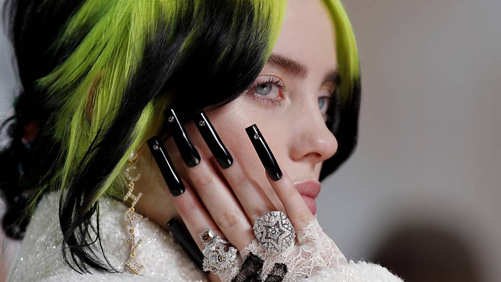 ARCHIV - Billie Eilish kommt im Februar zur Oscar-Verleihung. Foto: John Locher/AP/dpa/Archiv