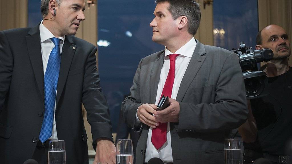 SP-Präsident Christian Levrat (rechts), hier am Wahltag mit CVP-Präsident Christophe Darbellay, könnte sich eine härtere Oppositionspolitik der SP vorstellen. (Archivbild)