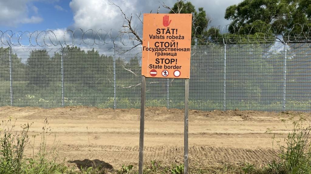 ARCHIV - «Halt!- Staatsgrenze» steht in drei Sprachen  auf einem Schild an der lettischen Grenze zu Russland. Foto: Alexander Welscher/dpa