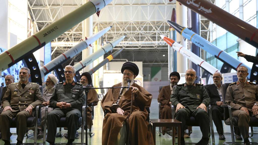 HANDOUT - Auf diesem Bild besucht Ajatollah Ali Chamenei (M), Oberster Religionsführer des Iran, eine Ausstellung über die Errungenschaften der Revolutionsgarde in der Luft- und Raumfahrt, während er von den Kommandeuren der Streitkräfte begleitet wird. Foto: -/AP/dpa