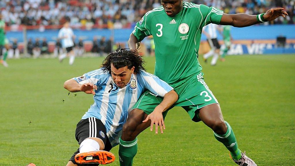 Taye Taiwo (rechts) 2010 in Südafrika während eines WM-Gruppenspiels von Nigeria gegen Argentinien