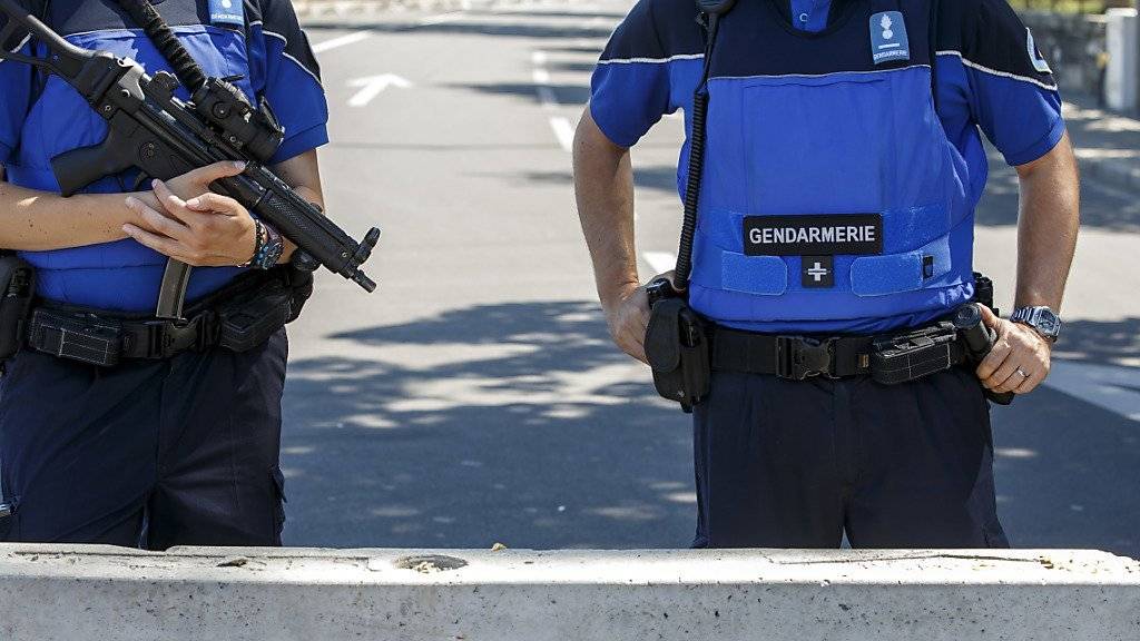 Genfer Polizisten wehren sich gegen eine neue Arbeitszeit-Verordnung: Sie sprechen künftig nur noch Französisch und tragen keine Krawatten mehr. (Symbolbild)