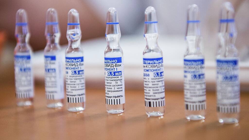 Ampullen mit dem russischen Corona-Impfstoff Sputnik V stehen auf einem Tisch. Foto: Zoltan Balogh/MTI/AP/dpa