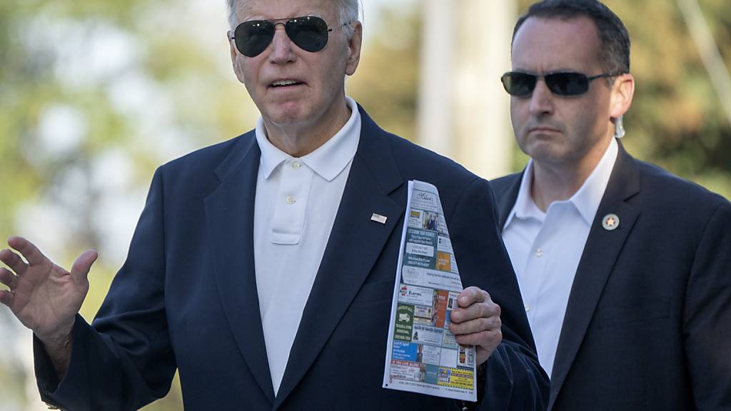 US-Präsident Joe Biden spricht mit Journalisten, während er die römisch-katholische Kirche St. Edmond verlässt. Foto: Mark Schiefelbein/AP/dpa