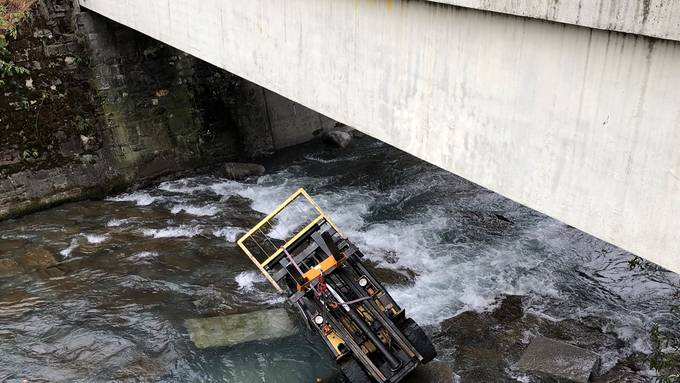 Gabelstapler bricht durch Brücke und landet im Fluss
