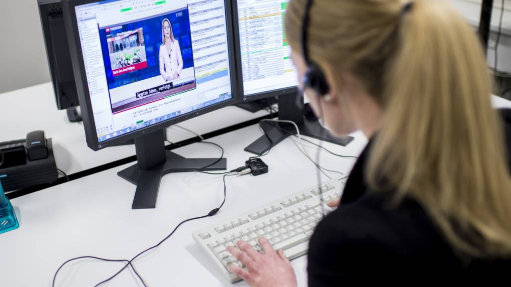 Eine Mitarbeiterin der SRG kommentiert eine Ausgabe der SRF Tagesschau für Blinde und Sehbehinderte. (Archivbild)