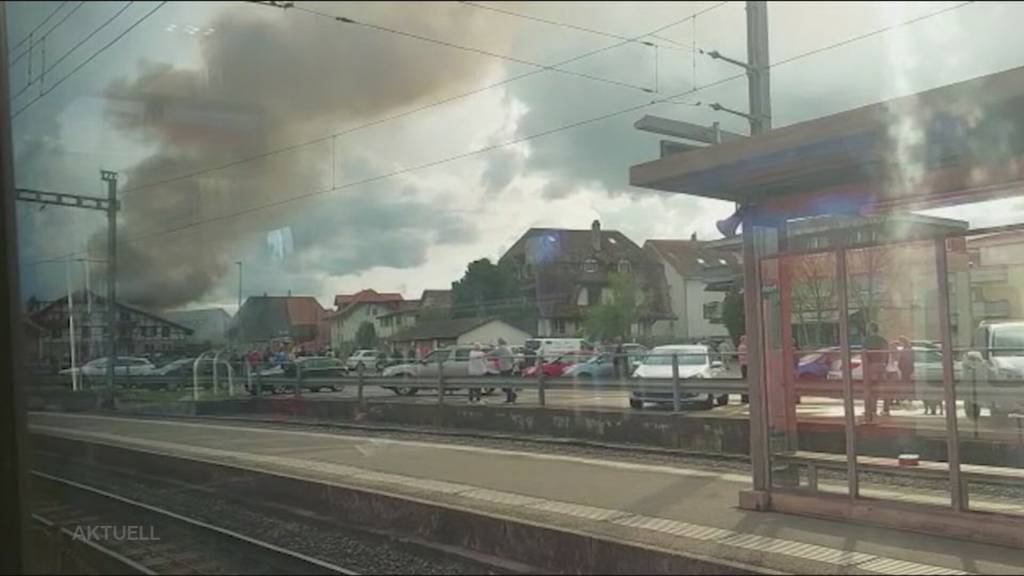 Dachbrand: Ein Mehrfamilienhaus in Jegenstorf ist nach einem Feuer unbewohnbar