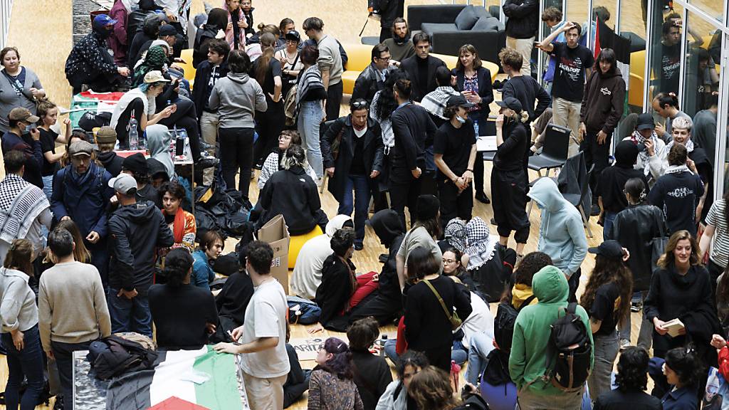 Pro-palästinensische Studentinnen und Studenten besetzten am Donnerstagabend die Eingangshalle des Gebäudes «Géopolis» an der Universität Lausanne.