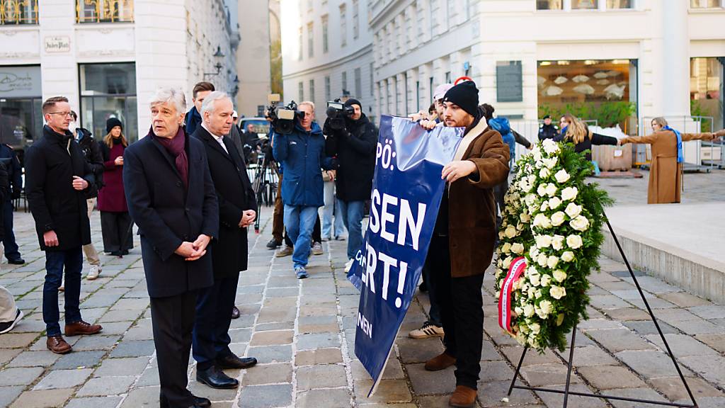 Jüdische Demonstranten hindern Österreichs rechten Parlamentspräsidenten Walter Rosenkranz (M, r) an einer Kranzniederlegung zum Gedenken an die November-Pogrome des Jahres 1938. Foto: Eva Manhart/APA/dpa