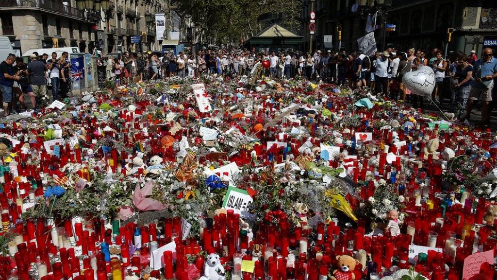 Kerzen und Blumen am Mittwoch in Barcelona zum Gedenken an die Opfer des Anschlags.