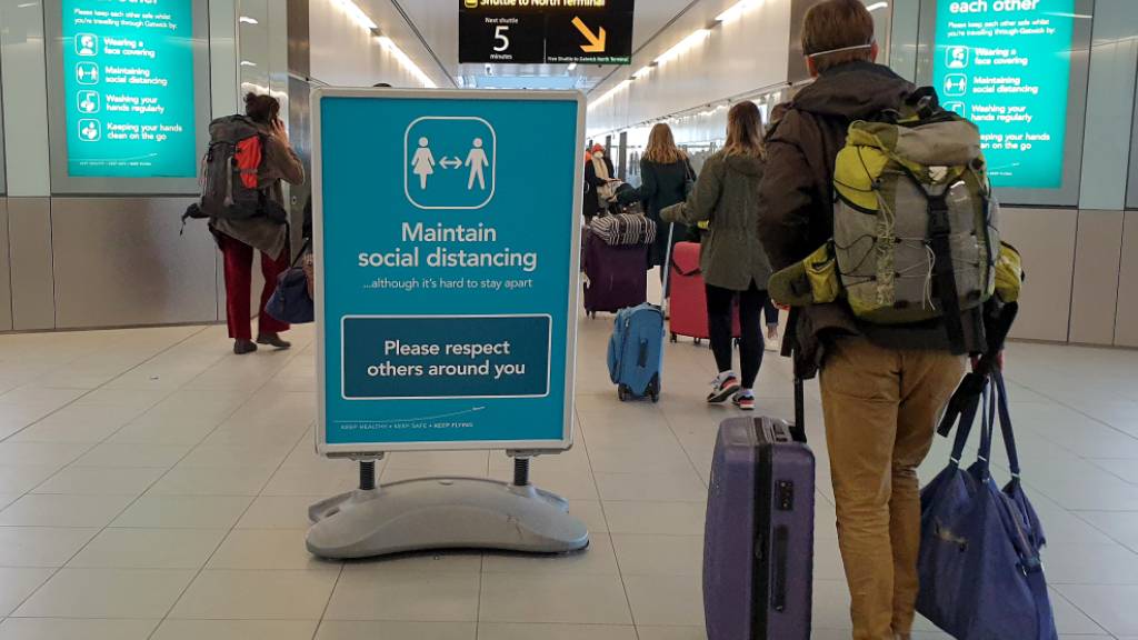 Passagiere am Flughafen Gatwick bei London. Foto: Gareth Fuller/PA Wire/dpa