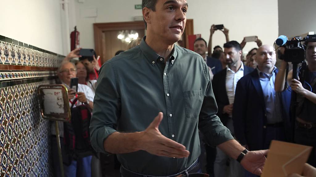 Ministerpräsident Pedro Sánchez bei der Stimmabgabe in Madrid. Dem Regierungschef und seiner Sozialistischen Arbeiterpartei droht bei der Parlamentswahl eine Niederlage. Foto: Emilio Morenatti/AP/dpa