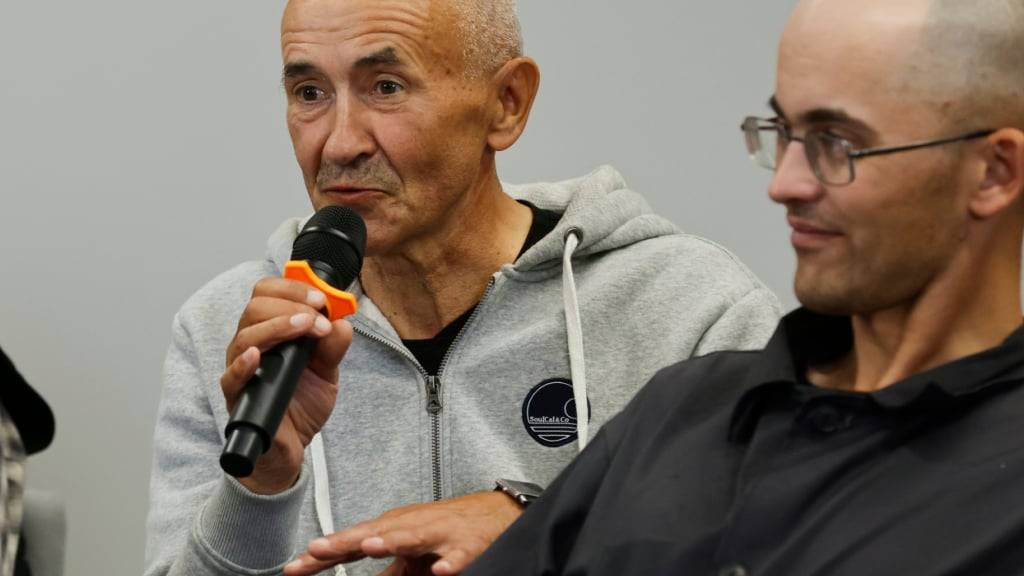 Henadz Fiadynich (l) spricht neben Siarhei Sparysh zu einer Gruppe von Gefangenen, die von den belarussischen Behörden freigelassen wurden, auf einer Pressekonferenz. Foto: Mindaugas Kulbis/AP/dpa