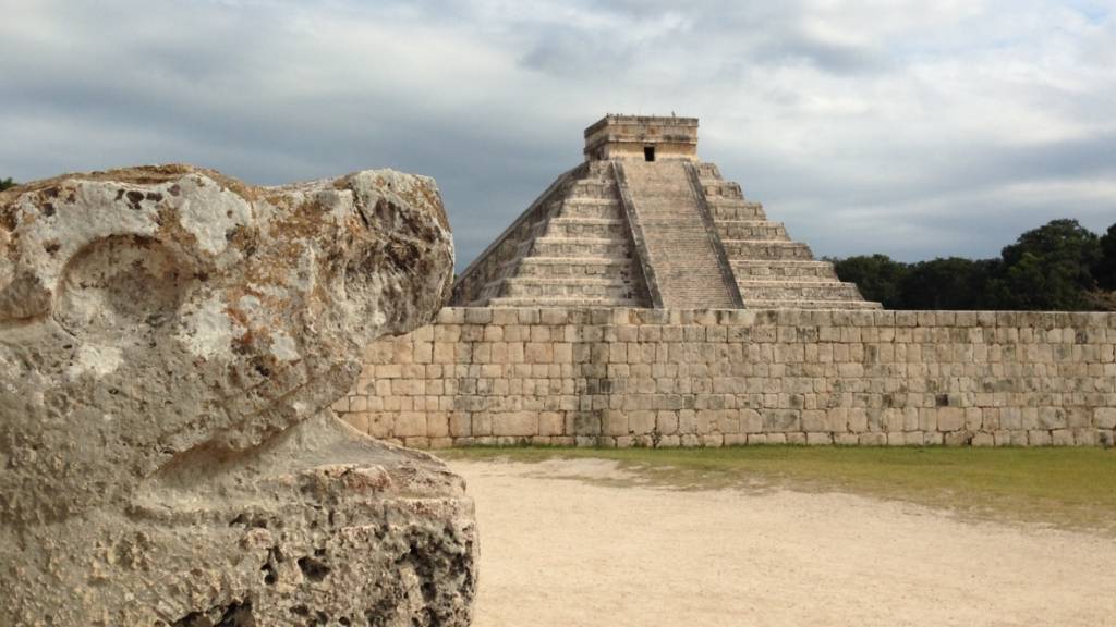 ARCHIV - 19.12.2014, Mexiko, Chichén Itzá: Die Pyramide des Kukulcán in Chichén Itzá im mexikanischen Bundesstaat Yucatán. Foto: Denis Düttmann/dpa