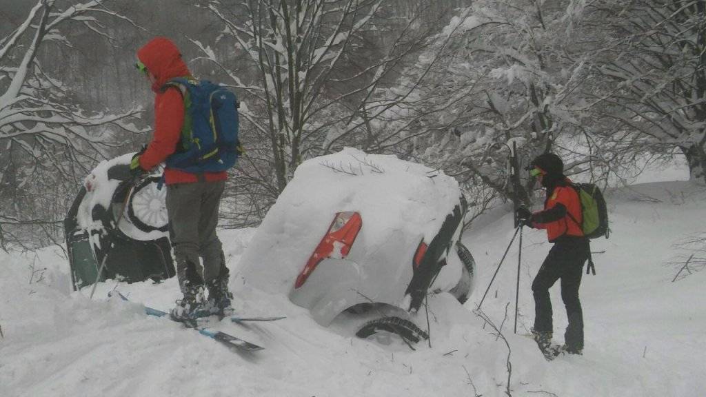 Rettungskräfte auf Skiern treffen beim Lawinen-Hotel Rigopiano in den Abruzzen ein. (Archivbild)