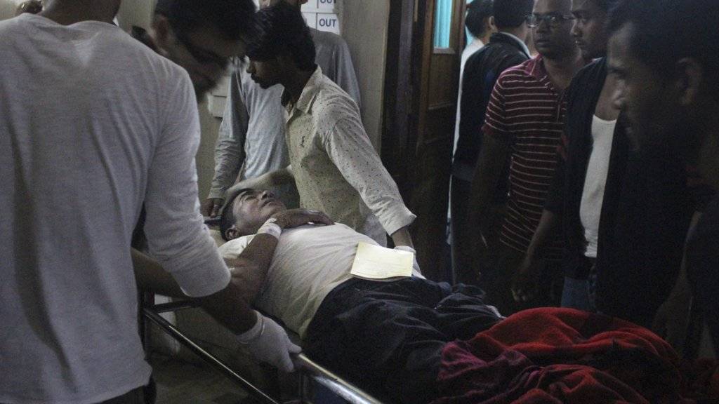 Wegen eines Sturms sind am Sonntag hunderte Menschen in Nepal verletzt in Spitäler gebracht worden.