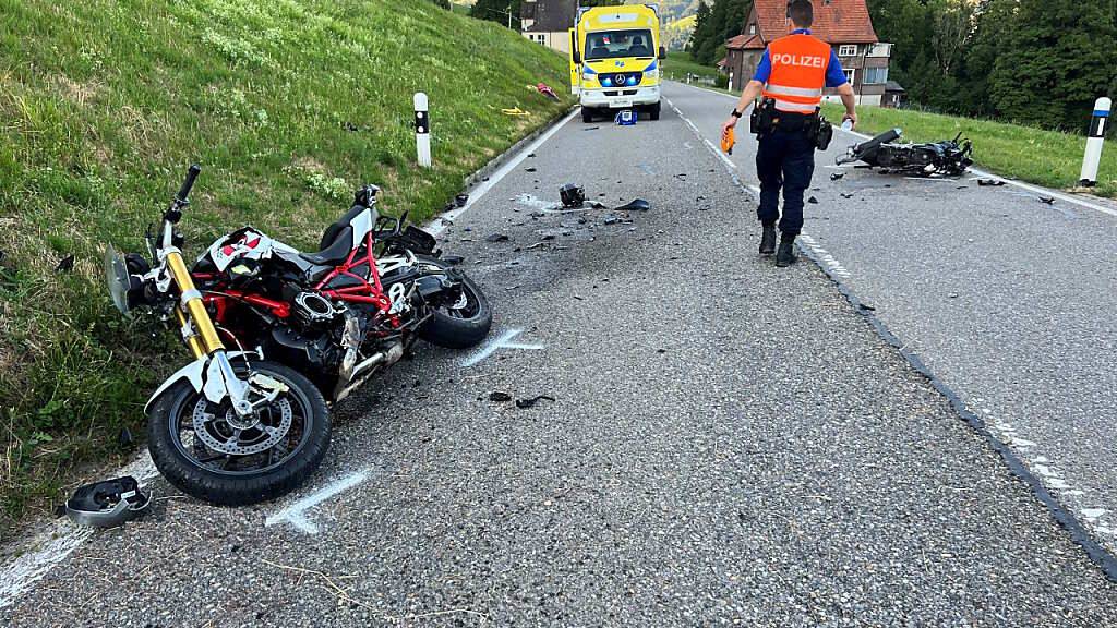 Bei einer mutmasslichen Frontalkollision zweier Motorräder auf der Rickenstrasse bei Wattwil SG wurden die beiden Fahrer lebensbedrohlich verletzt.