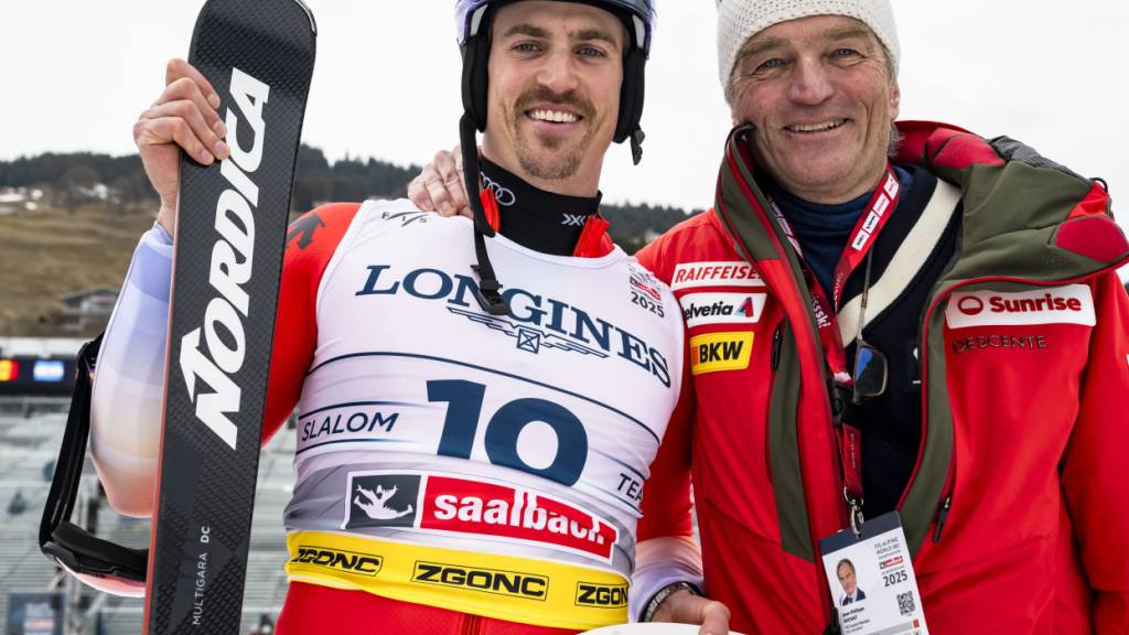 Der Höhepunkt: Marc Rochat feiert in Saalbach mit seinem Vater die WM-Medaille