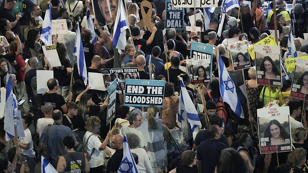 Menschen protestieren gegen die Regierung von Premierminister Netanjahu und fordern die Freilassung von Geiseln. Foto: Mahmoud Illean/AP/dpa