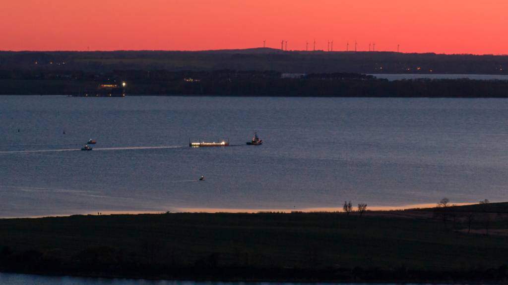 dpatopbilder - Das Schiff «Robin Hood» zieht vor Wismar die Barge mit dem gestrandetem Wal. Foto: Bodo Marks/dpa
