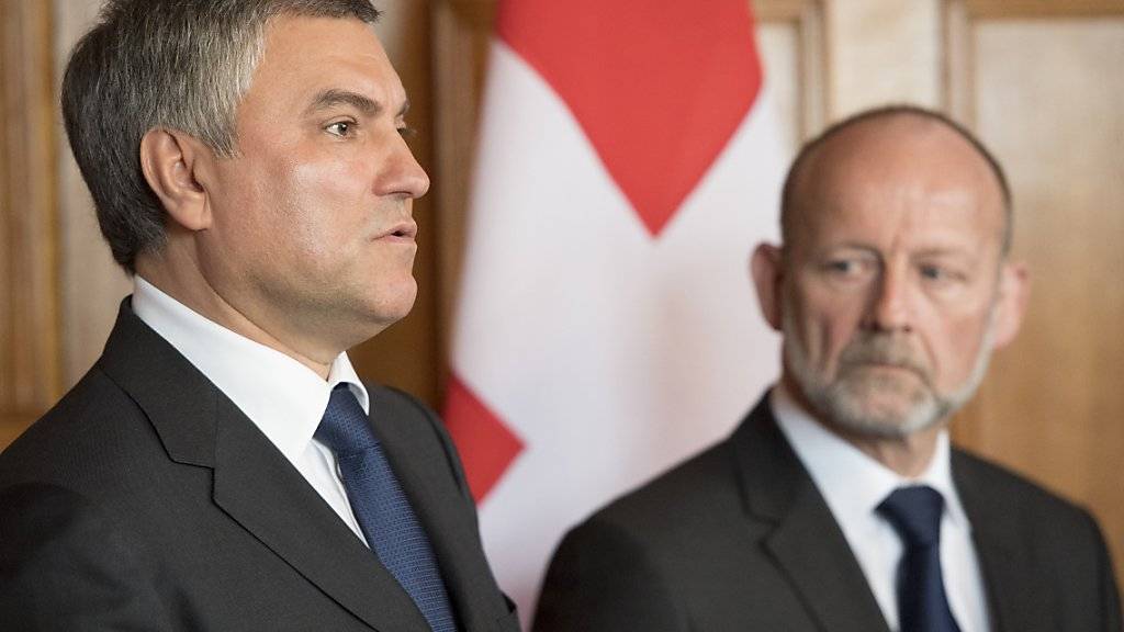 Amtskollegen vor den Medien in Bern: Der Präsident der russischen Staatsduma, Wjatscheslaw Wolodin (links), und Nationalratspräsident Dominique de Buman im Bundeshaus: