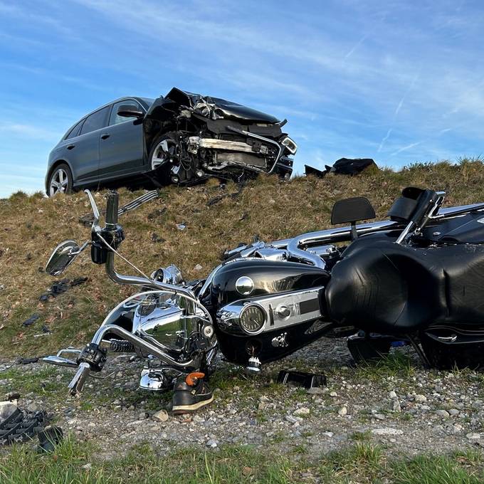 Massiver Unfall zwischen Harley und Auto fordert einen Schwerverletzten