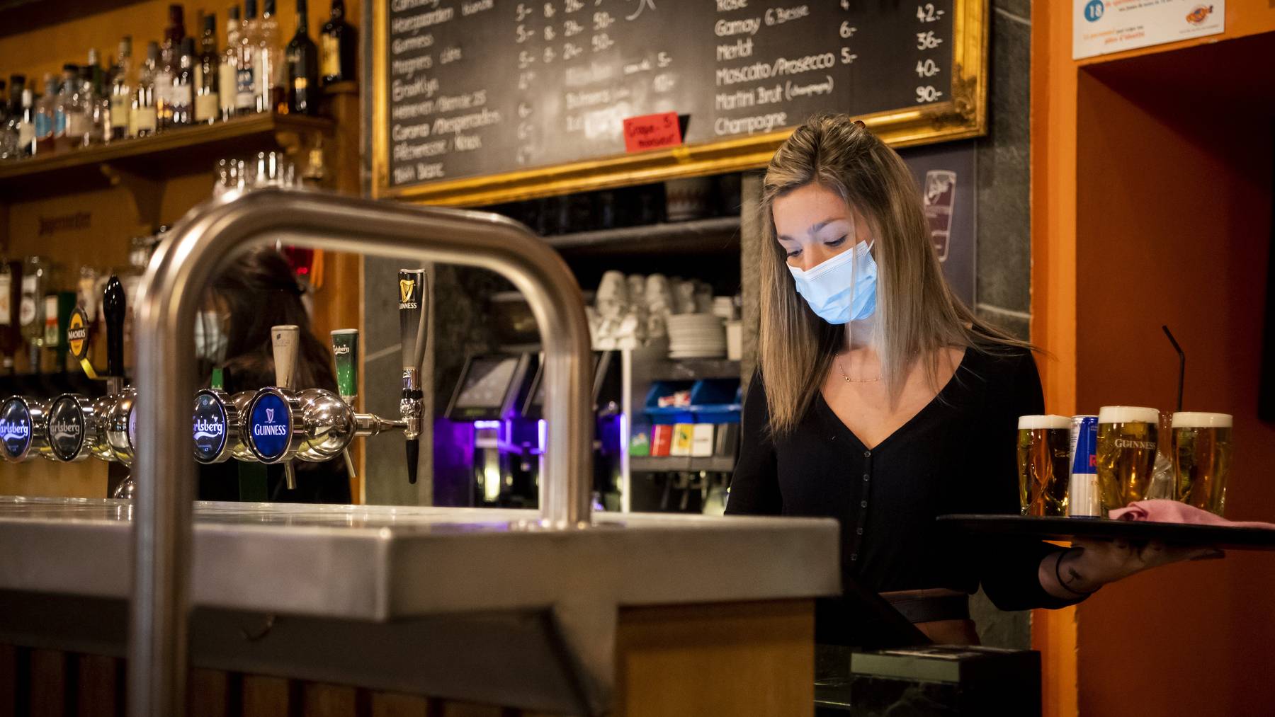 Im Restaurant und in der Bar gilt für das Personal immer Maskenpflicht.
