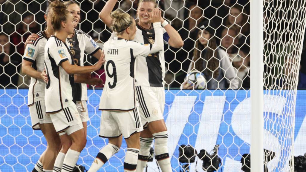 Alexandra Popp (ganz rechts) konnte sich als Doppeltorschützin feiern lassen