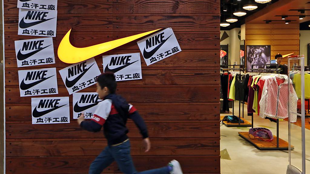 Ein Anstieg des Online-Absatzes während der Coronavirus-Pandemie hat dem US-Konzern Nike zu guten Geschäftszahlen verholfen.