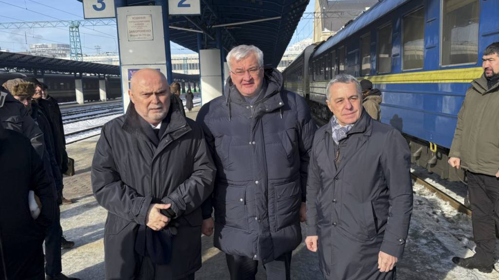 Der ukrainische Aussenminister  Andrij Sybiha (Mitte) begrüsste Cassis (rechts) und OSZE.Generalsekretär Feridun Sinirlioğlu (links) in Kiew.
